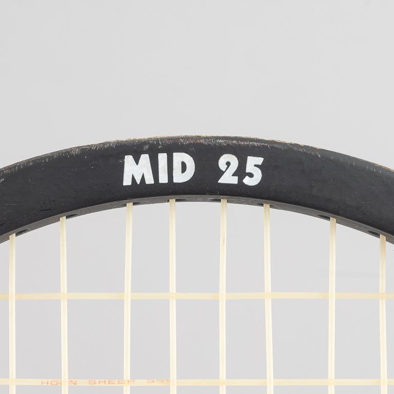 2 stycken tennisracketar. Donnay. Speciellt framtagna mid 25 racket i trä.