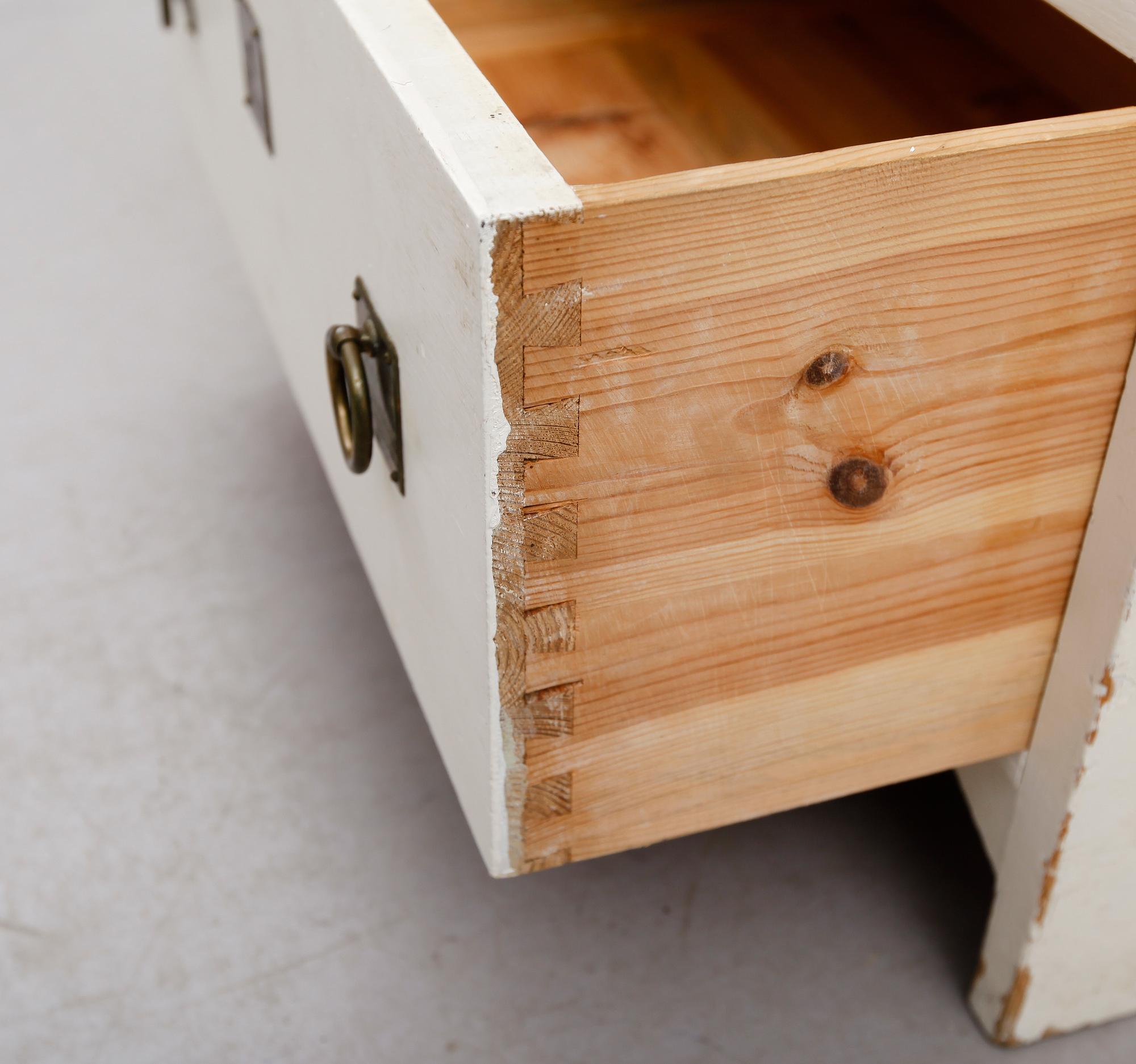 KLÄDSKÅP, 1900-talets första hälft.