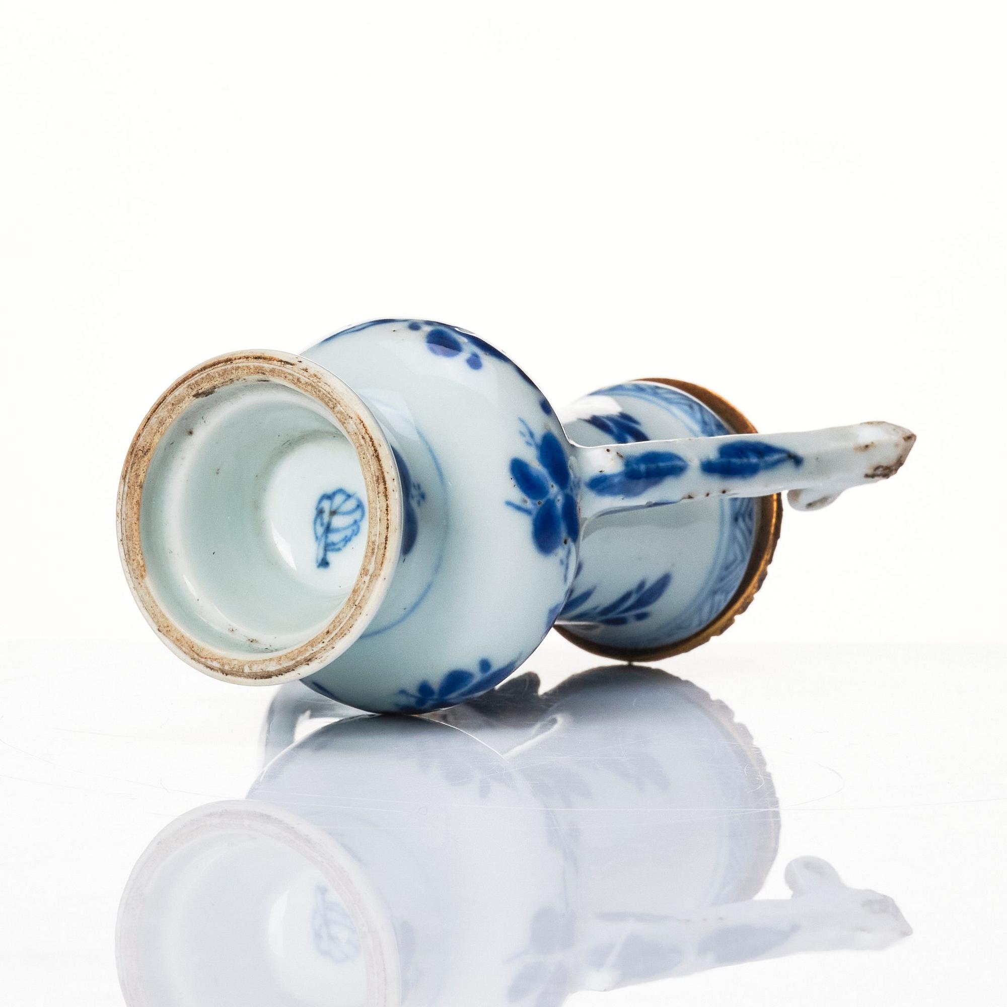 Miniatyrkanna med lock, silvermonterat porslin. Qing dynastin, Kangxi (1662-1722).