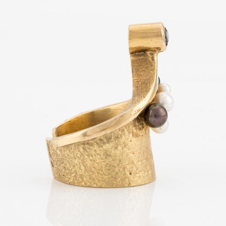 Karlheinz Sauer, ring 18K guld med svart diamant samt odlade pärlor, Kalmar 2018.