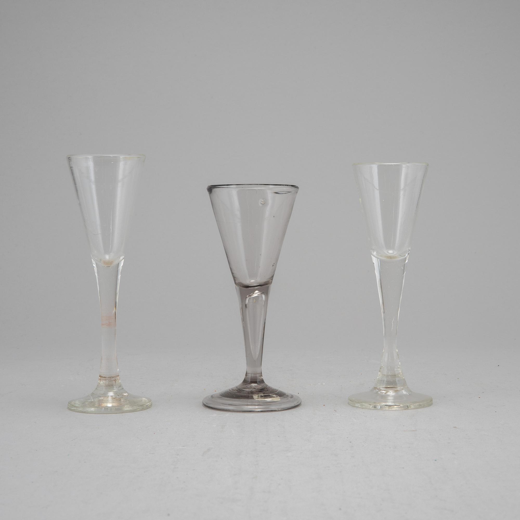 Spetsglas, tre stycken, 1+1+1, 1700-tal, samt omkring år 1800.