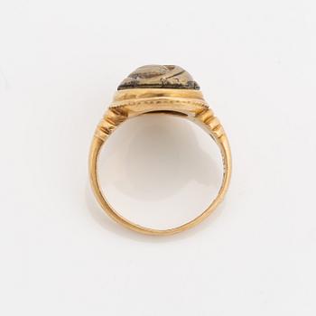 18K gold ring.