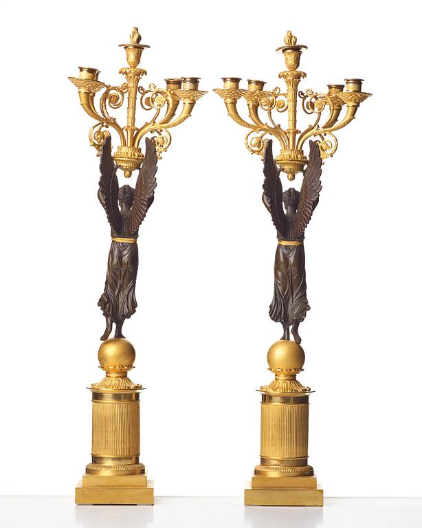 KANDELABRAR ett par för fem ljus, sign Rabiat, bronsmakare verksam i Paris 1756-1815, Frankrike ca 1810, empire.