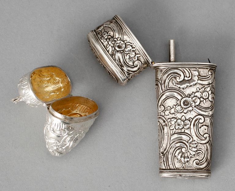 DOSOR, silver, 2 st, 1700-1800-tal. Ostämplade. Tot vikt 53 gram inklusive träinredning.