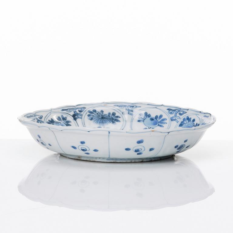 A blue and white kraak dish, Ming dynasty, Wanli (1572-1620).