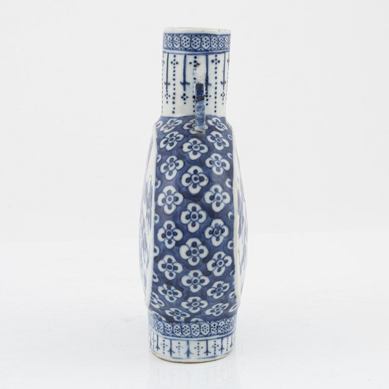 A blue and white pilgrimvase, Qing dynasty, 19th Century.