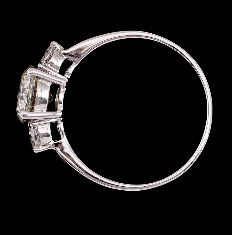 RING, 18 k vitguld, briljant och navettslipade diamanter tot ca 1.35 ct.