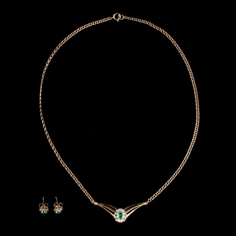 COLLIER OCH ÖRHÄNGEN, ett par, 18k guld med smaragder och små diamanter. Vikt 6,7 g.
