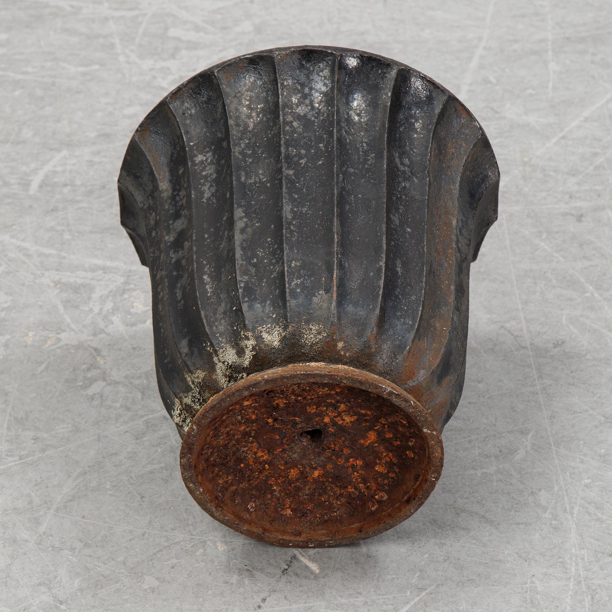 A cast iron garden urn, 20th Century.