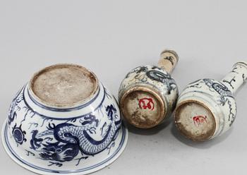 YTTERFODER samt VASER, 2 st, porslin, Kina, 1900-tal.