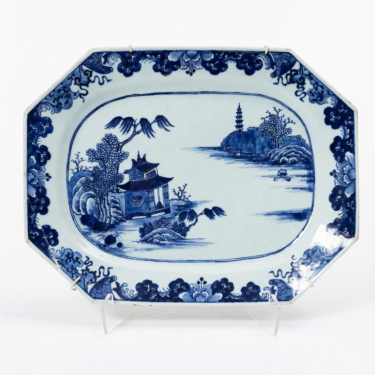 A blue and white export porcelain serving dish, China, Qianlong (1736-95).