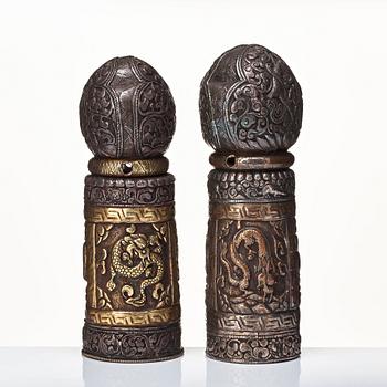 Tempel stämplar, vitmetall och brons, två stycken, Nepal/Tibet, troligen sent 1800-tal.