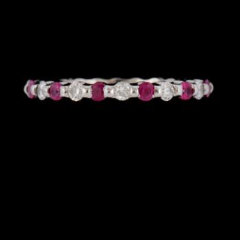 RING, platina med briljantslipade diamanter, ca 0.60 ct samt fasettslipade rosa safirer. Vikt 2,7 g.