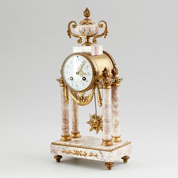 BORDSPENDYL, gustaviansk stil, 1900-talets första hälft.