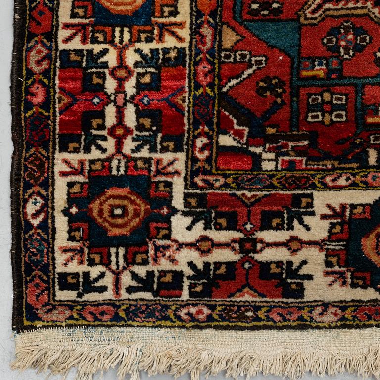 A RUG, semi-antique Bakhtiari, circa 205,5 x 142 cm.