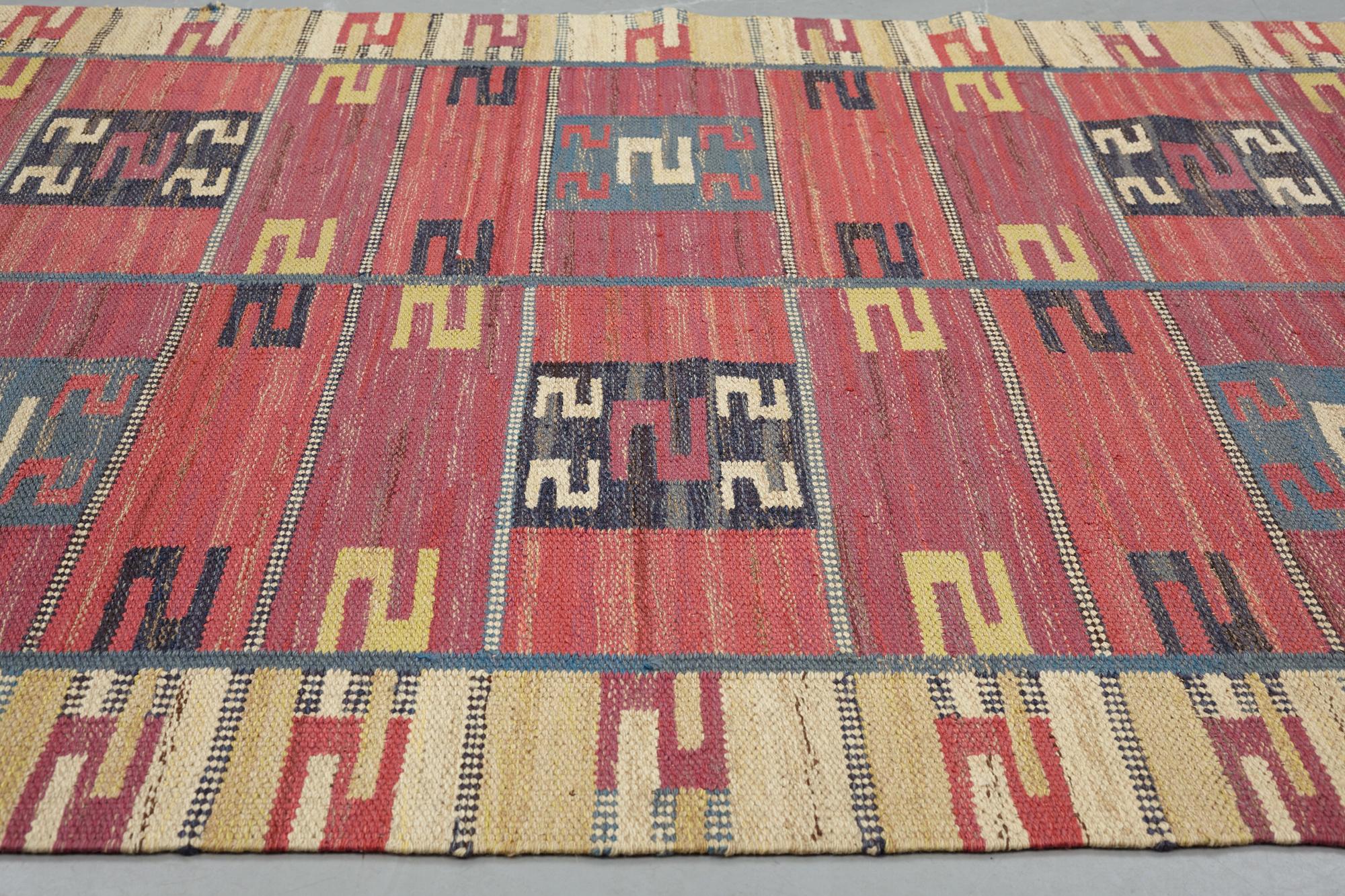Märta Måås-Fjetterström, matto, "Röda Esset", flat weave, ca 203-207,5 x 148-149 cm, signed MMF.