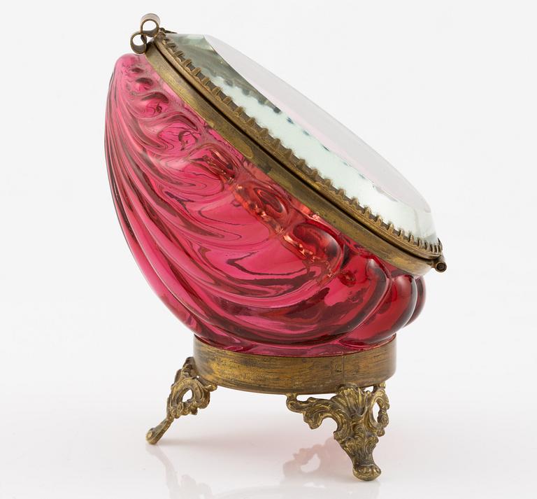 Pocket watch, 14K gold, with stand, 33 mm.