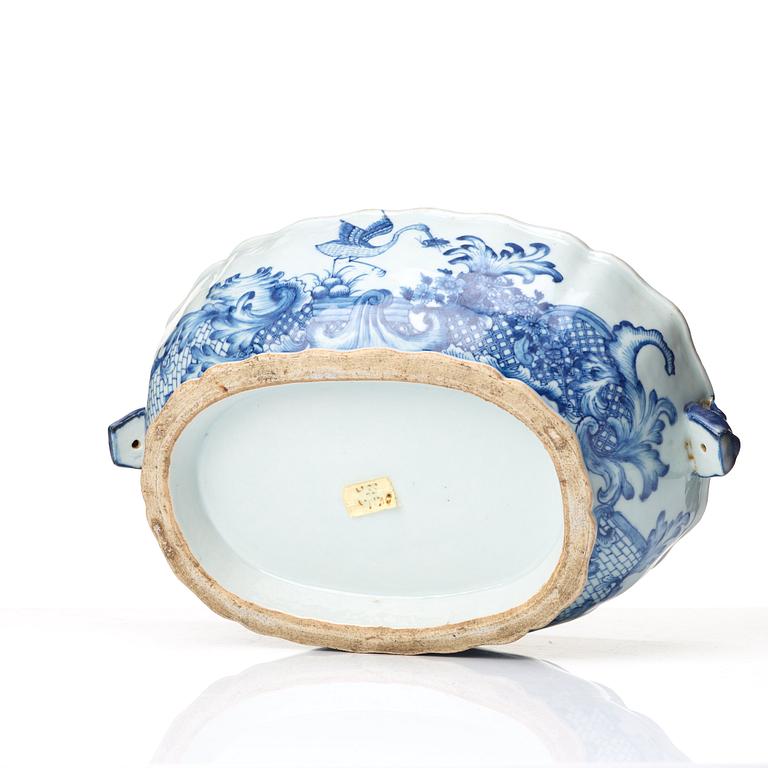 A blue and white armorial tureen with cover, Qing dynasty, Qianlong (1736-95).