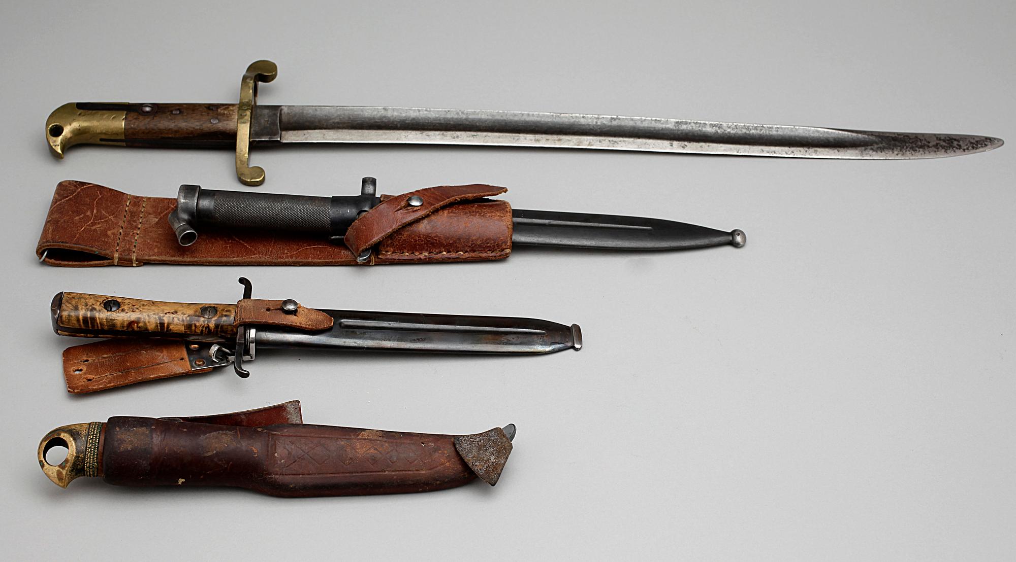 KNIV SAMT BAJONETTER, 3 st, 1900-tal.