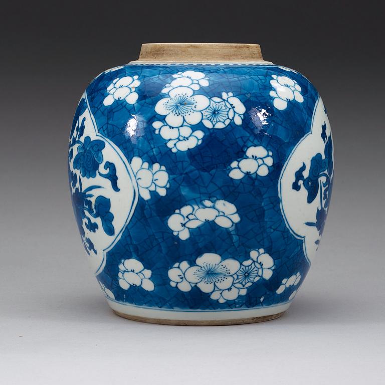 A blue and white jar, Qing dynasty, Kangxi (1662-1722).