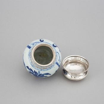 A blue and white tea caddy, Qing dynasty, Kangxi (1662-1722).