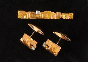 Björn Weckström, A TIECLIP AND A PAIR OF CUFFLINKS, gold 14K with diamonds, "Crust of Ice", Lapponia 1989. Weight 16,5 g.