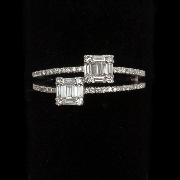 RING, vitguld 18K. Baguette- och briljantslipade diamanter tot. ca 0.52 ct. Paino 4,3 g.