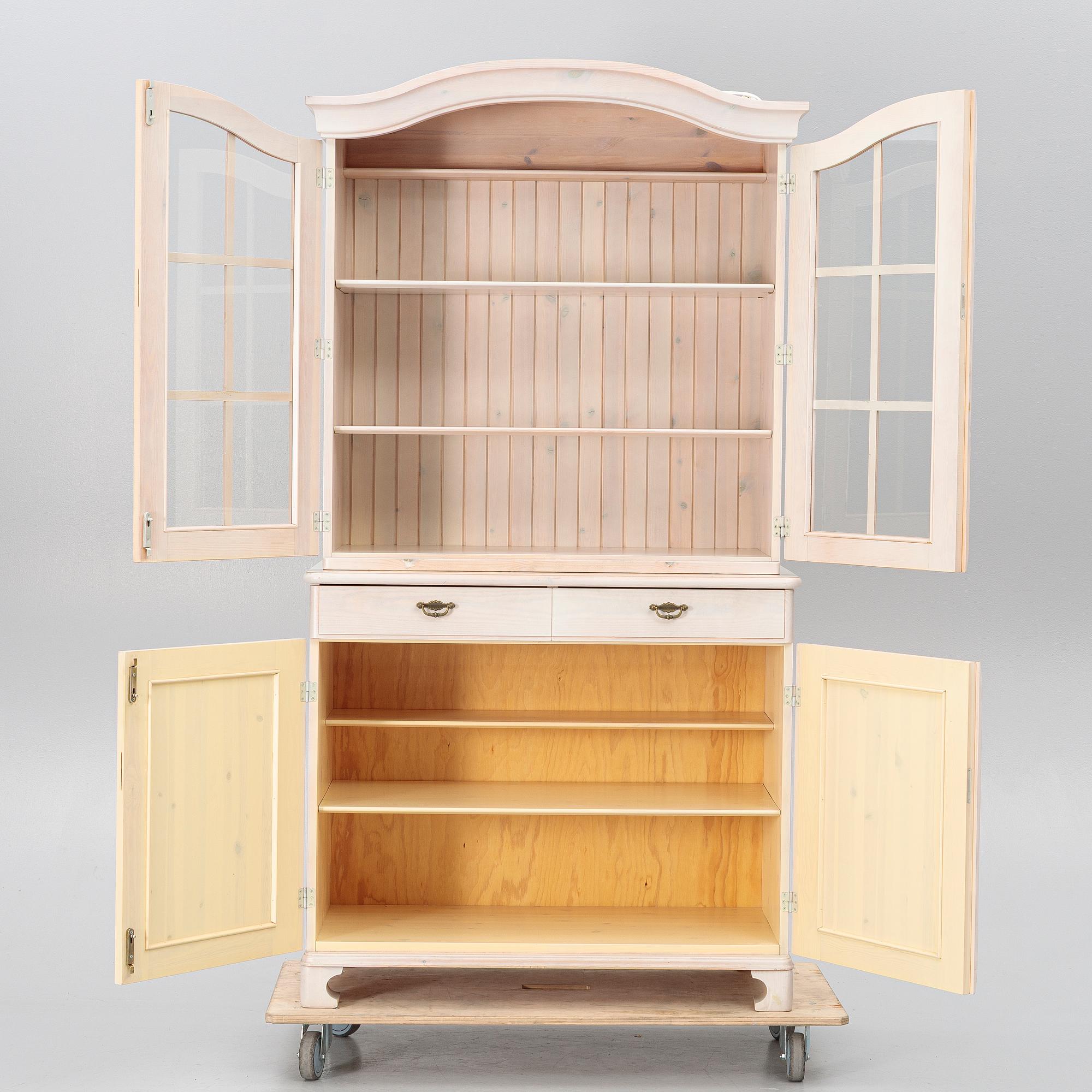 Vitrinskåp, sent 1900-tal/2000-tal.