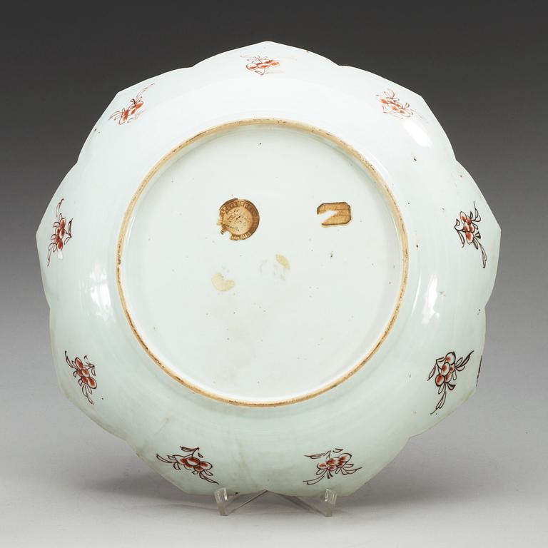 A famille rose charger, Qing dynasty, Qianlong (1736-95).