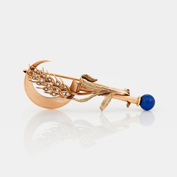 892. A BROOCH in 14K gold and rose gold decorated with lapis lazuli and seed pearls.