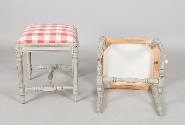 TABURETTER, 1 par, gustaviansk stil, 1900-talets andra hälft.