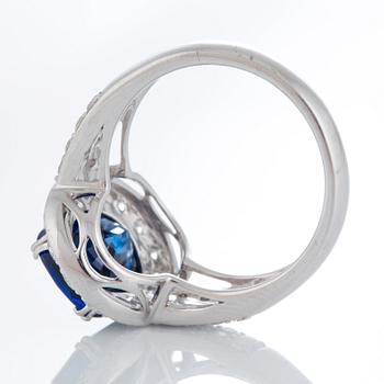 Ring med en fasettslipad safir 4.99 ct enligt uppgift och runda briljantslipade diamanter.