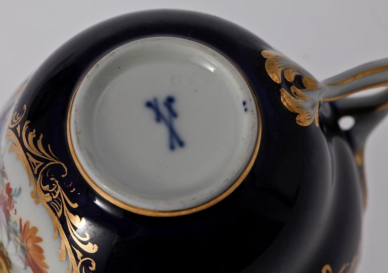 PRAKTKOPP, porslin Meissen (1763-1774) samt KOPP MED FAT, porslin. Meissen.