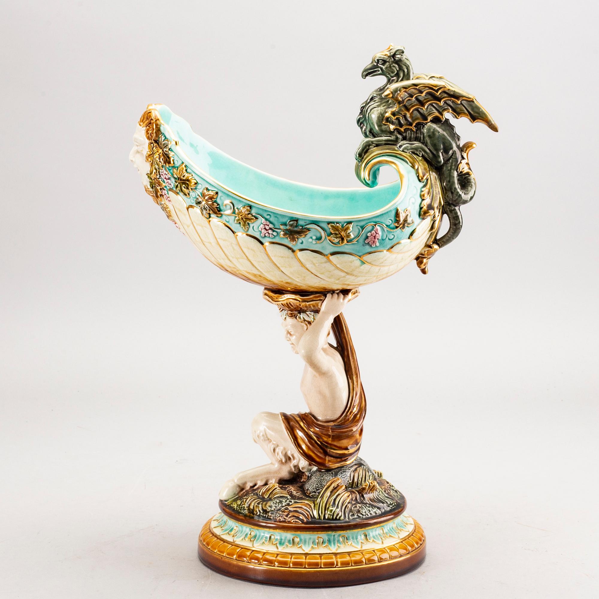 A Rörstrand majolica bowl around 1900.
