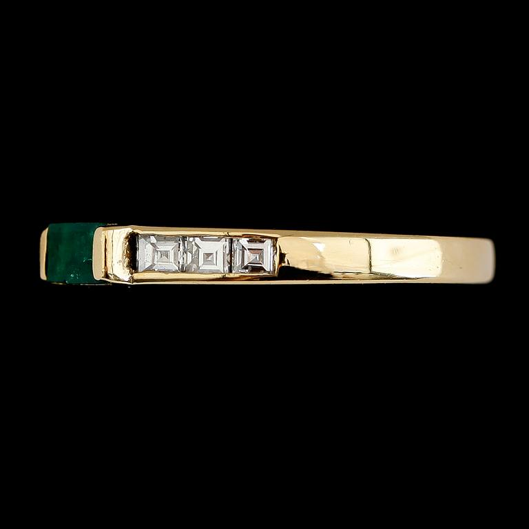 RING, 18 k guld, smaragd och baguettslipade diamanter.
