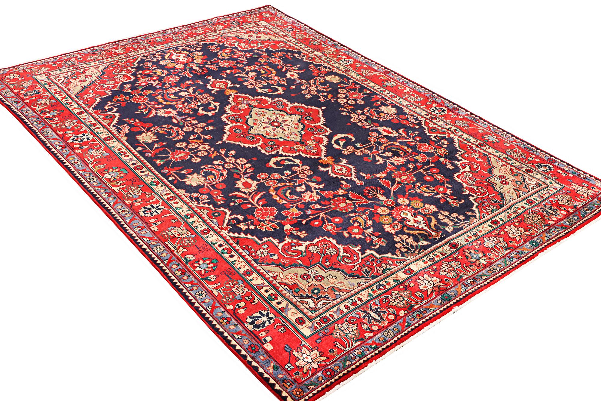 A Hamadan carpet, a. 320 x 217 cm.