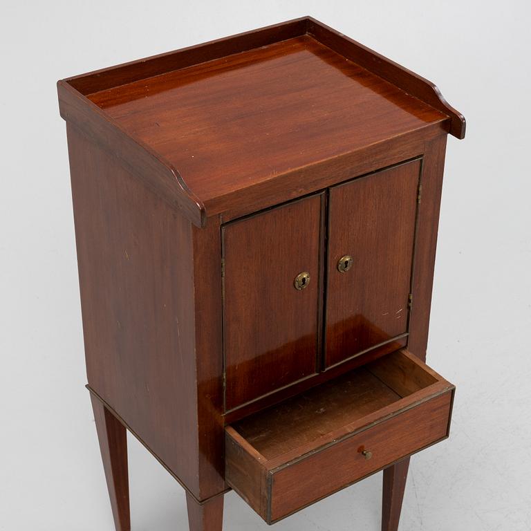 A mahogany bedside table, England, around the year 1800.