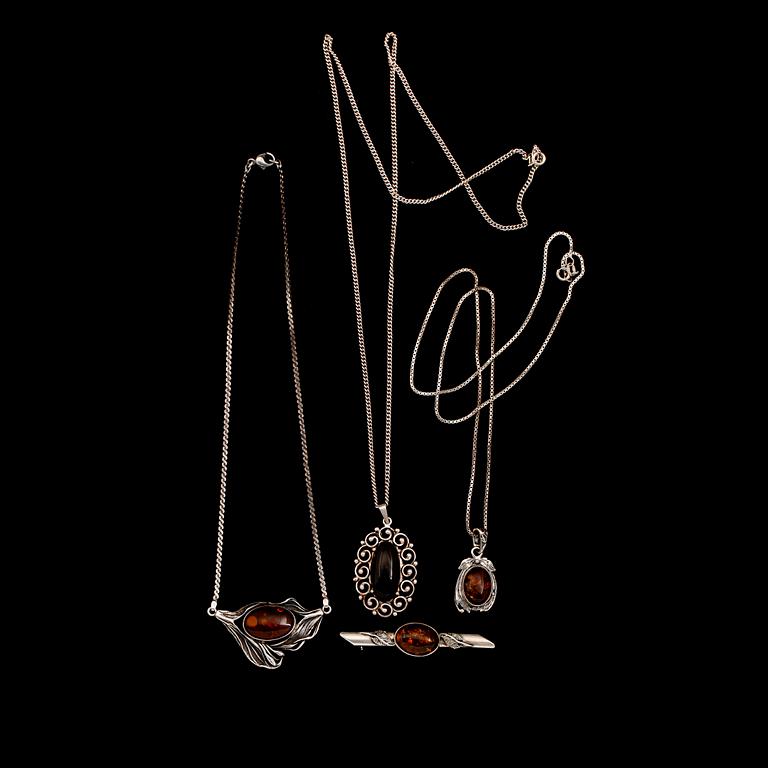 HALSBAND, HÄNGEN OCH BROSCH, 4 delar, silver och bärnsten, 1900-talets andra hälft. Total vikt ca 45 g.