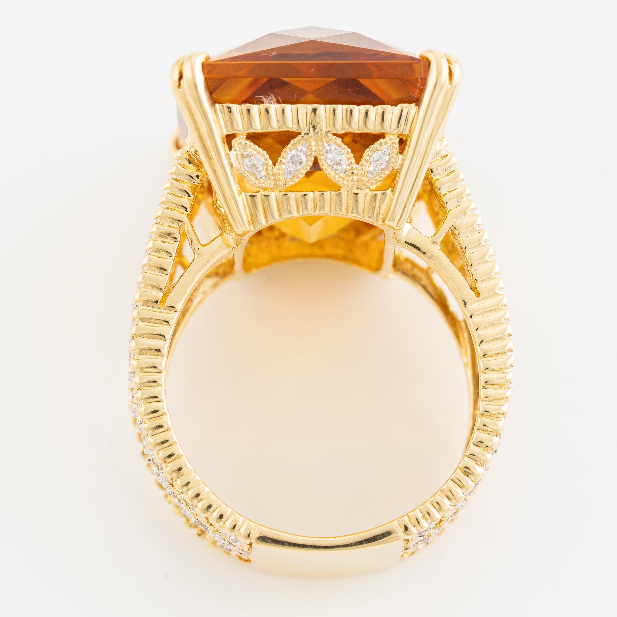 Ring 18K guld med en checkerslipad citrin och runda briljantslipade diamanter.