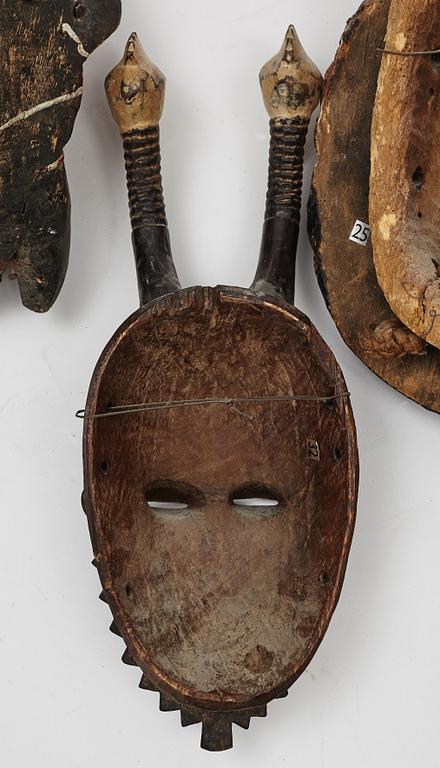 Masker, 4 st, enligt uppgift b .la från Yaure, Elfenbenskusten, Dan, Liberia, samt Luba, Kongo, 1900-talets andra hälft.