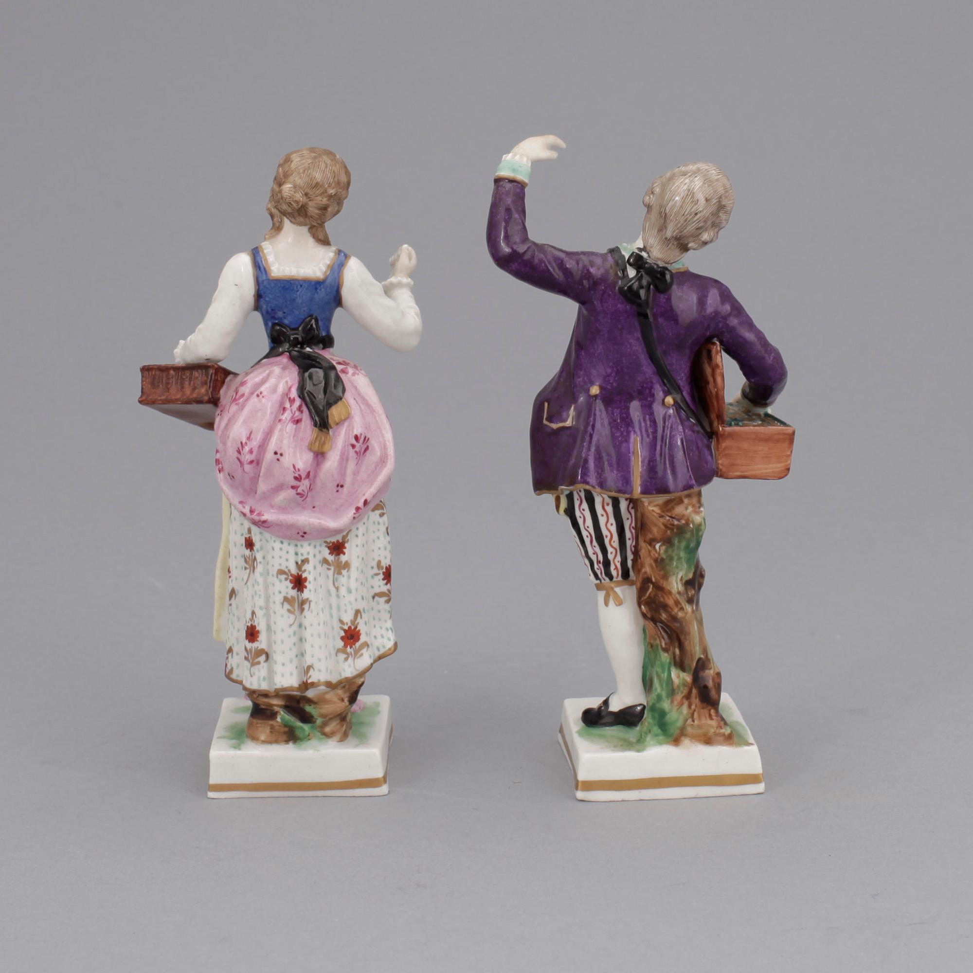 FIGURINER, ett par. Porslin, Wienliknande märke. 1900-tal.