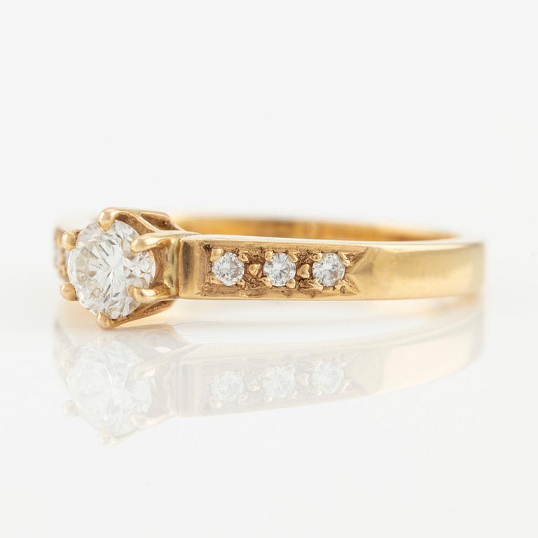 Ring in 18K gold with round brilliant-cut diamonds.