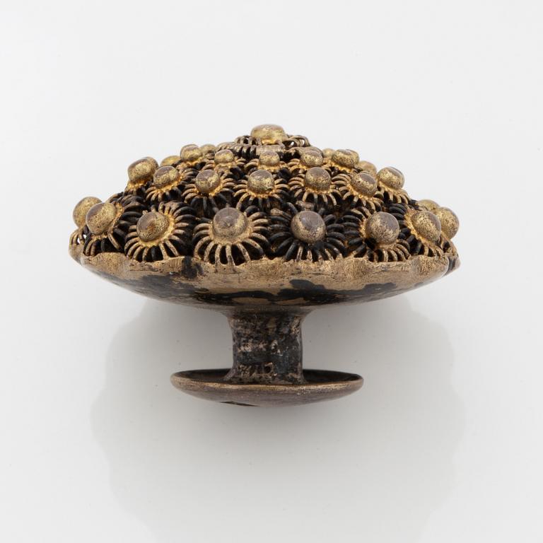 Silverknappar, med filigranarbete.