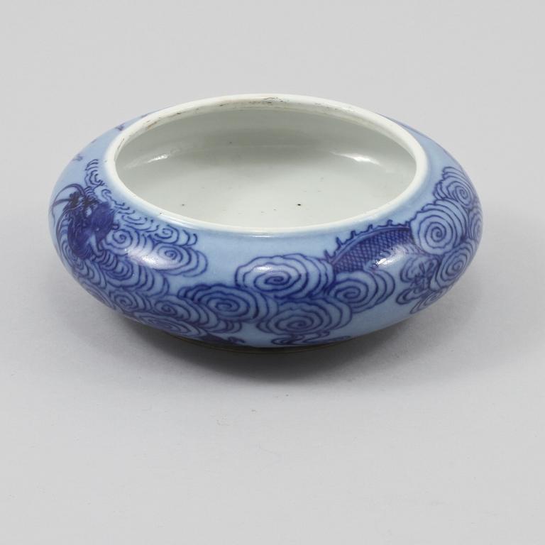 PENSELBAD, porslin, Kanxistil, sen Qing, omkring sekelskiftet 1900.