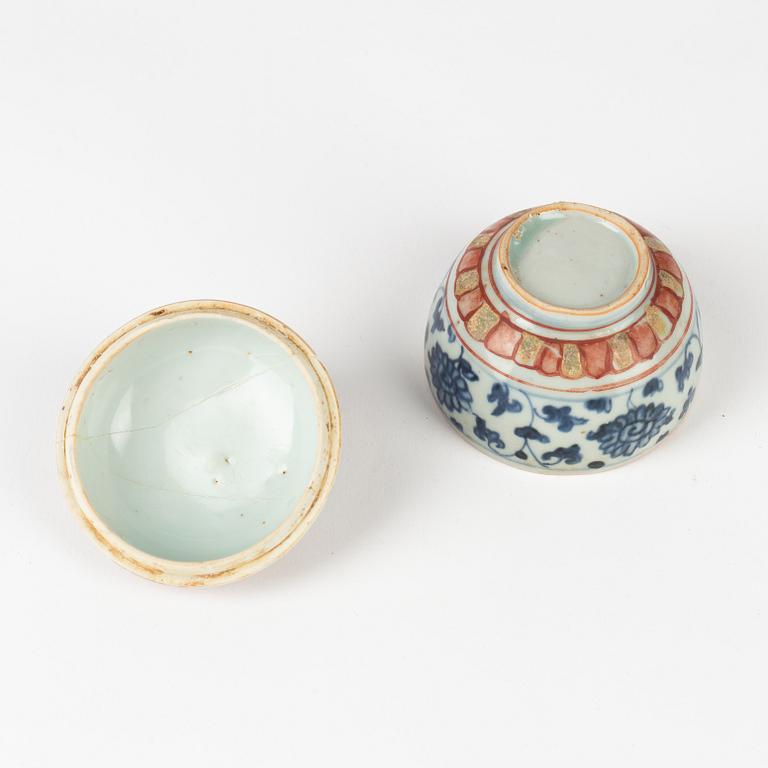 A blue and white box with cover, decorated in enamels, Ming dynasty (1368-1644).
