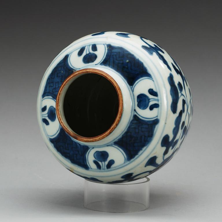 A blue and white Transitional jar, 17th Century.