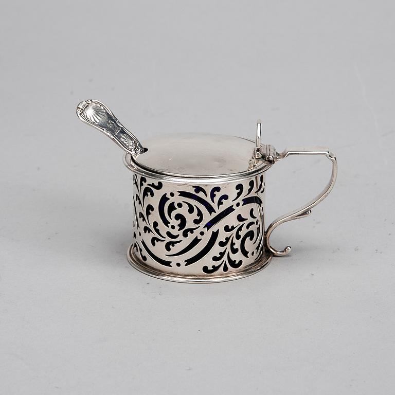 SENAPSKANNA, silver och glas, London 1836, och SKED, silver, otydliga stämplar. Silvervikt 148,6 g.