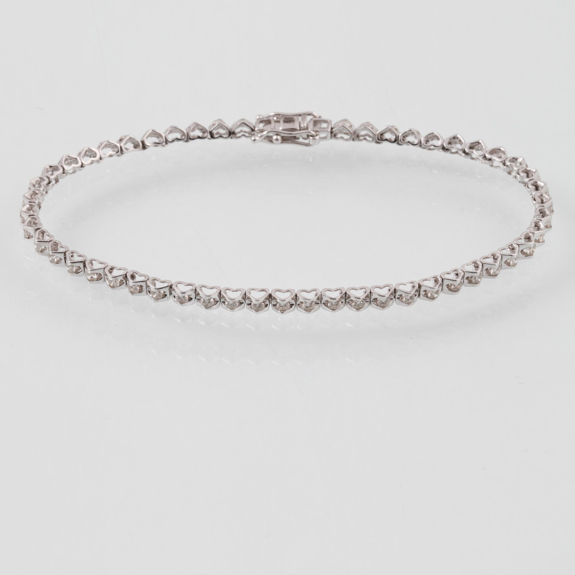 ARMBAND, 18K vitguld med 51 briljantslipade diamanter, ca 0.91 ct. Vikt 4,8 gram.