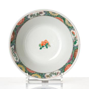 A famille verte porcelain bowl, Qing dynasty, 19th century.
