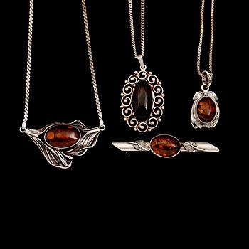 HALSBAND, HÄNGEN OCH BROSCH, 4 delar, silver och bärnsten, 1900-talets andra hälft. Total vikt ca 45 g.